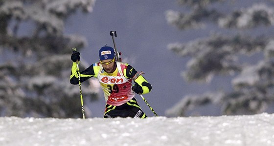 Francouzský biatlonista Martin Fourcade jede pro vítzství ve sprintu SP v