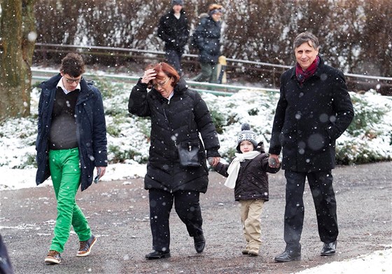 Jan Fischer dorazil k volbám s manelkou, synem a vnukem. (11. ledna 2013)