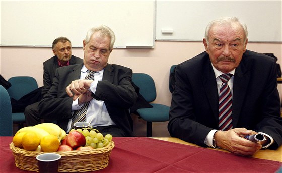 Sobotka se Zemanem ped jednou z besed prezidentských kandidát.