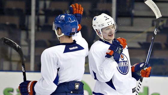 Hokejisté z NHL u trénují ve svých klubech, tak jako Ladislav míd (vpravo) v Edmontonu. A splnili i poslední podmínku pro zahájení sezony: odhlasovali znní nové kolektivní smlouvy.