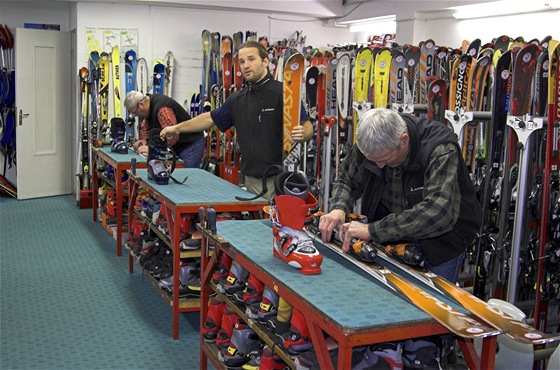 Provozovatelé skiareálů i půjčoven vybavení se snaží bojovat se zloději. Požadují například dvoje doklady či složení kauce. (ilustrační snímek)
