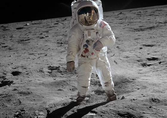 Buzz Aldrin na povrchu Měsíce v červnu 1969. Sloužil jako pilot měsíčního modulu Eagle.