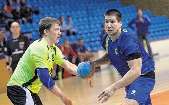 Házenkáské derby Poslední vzájemný zápas Zlína (v modrém) se Zubím vyhrál letos v lednu v eském poháru neekan Zlín.