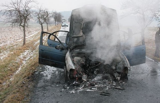 Auto zaalo hoet za jízdy, idika jet stihla vystoupit a pak u vz