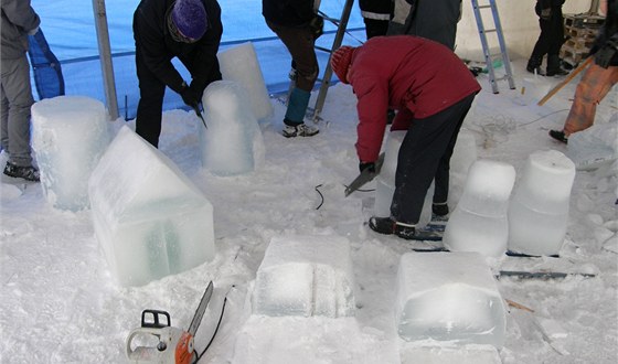 Ledoví sochaři si s každým svým dílem skutečně vyhrají.