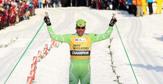 Norský běžec na lyžích Anders Aukland projíždí vítězně cílem Jizerské padesátky.