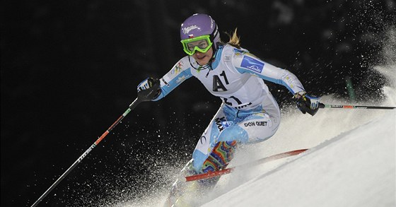 árka Záhrobská na trati slalomu ve Flachau.