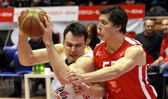 Nymburský basketbalista Tomá Pomikálek (vpravo) brání Petra Bohaíka z
