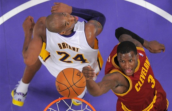 Kobe Bryant z LA Lakers sleduje, kterak mu za zády zakonuje Dion Waiters z