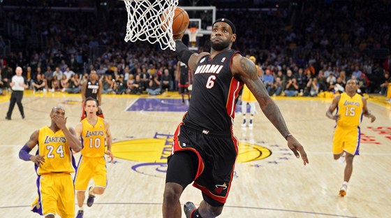 LeBron James z Miami Heat smeuje do koe Los Angeles Lakers.