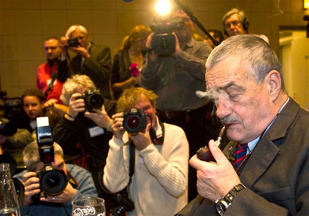 Karel Schwarzenberg ve svém volebním �tábu v pra�ském divadle Archa. (12. ledna