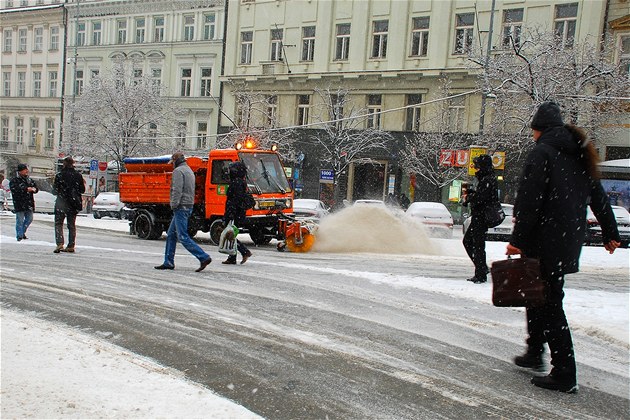 Neustále padající sníh komplikuje dopravní situaci v metropoli.