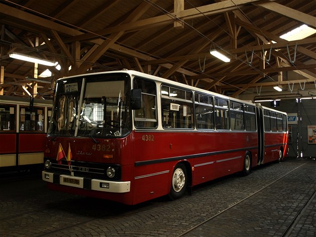 Kloubový autobus Ikarus
