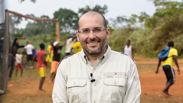 Iniciátor projektu Toulavý autobus Miroslav Bobek u stadionu v Somalomo