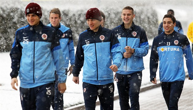 NA TRÉNINK S ÚSM�VEM. Fotbalisté Sparty jdou na trénink, p�esto se sm�jí.