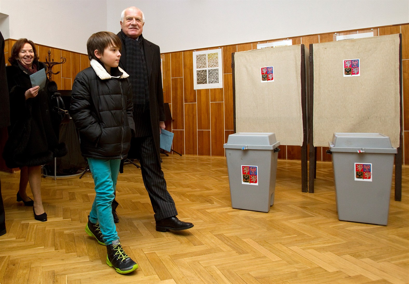 Prezident Václav Klaus k volbám p�i�el s man�elkou a vnukem. (11. ledna 2013)