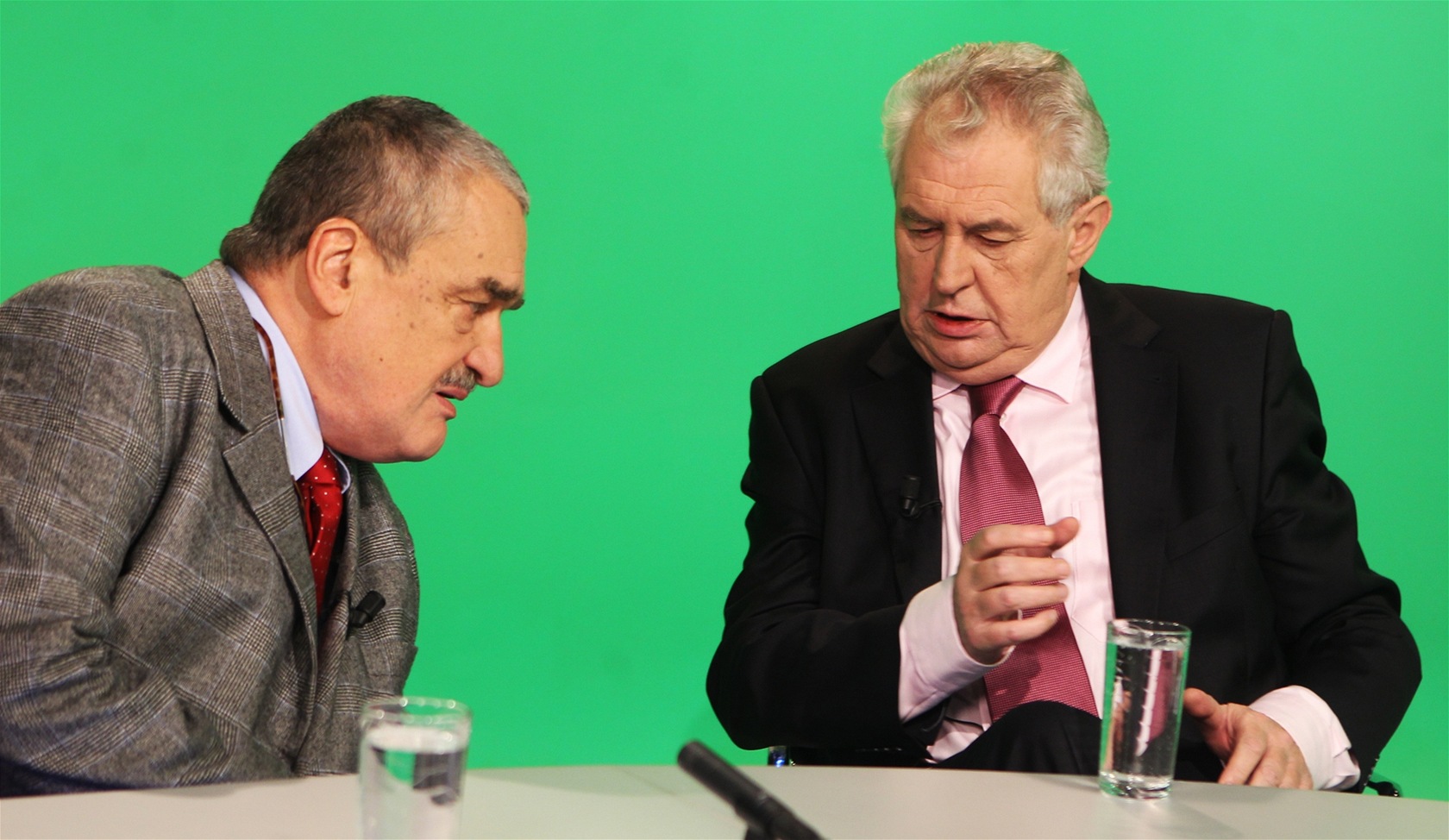 Karel Schwarzenberg a Milo� Zeman ve studiu �eské televize v po�adu Otázky...