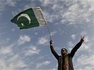 Stoupenci vlivného pákistánského duchovního Muhammada Tahira Kadrího na pochodu