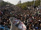 Stoupenci vlivného pákistánského duchovního Muhammada Tahira Kadrího na pochodu