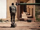 Maliský vojáci kouká do hlavn francouzského tanku (15. ledna 2013)