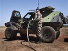 Francouzský voják dopluje palivo do svého obrnného vozidla na vojenském
