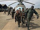 Bamako. Francouztí vojáci a jejich kolegové z Mali táhnou porouchaný vrtulník