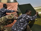 Vojáci Mali a Francie na letiti v Bamaku tlaí porouchanou helikoptéru do...