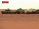 Tanky alírské armády u plynárenského komplexu u Aj Amanásu