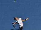 SERVIS. Srbský tenista Novak Djokovi podává v utkání 3. kola Australian Open