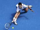 SKLUZ. Srb Novak Djokovi se doklouzal k míku v utkání 3. kola Australian Open