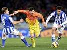 PROJDE? Lionel Messi se prodr mezi dvma soky z Realu Sociedad, jeho