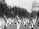 Bílí bojovníci. lenové Ku Klux Klanu pochodují ve Washingtonu, dvacátá léta.