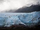 Bledmodrý led u vzal ivot 32 lidem, Obrovské kusy ledu odpadávající do vody