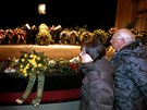 Lidé se ve Vinohradském divadle louí se zesnulou herekou Jiinou Jiráskovou.