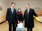 Jií Dienstbier s manelkou a synem odevzdali své hlasovací lístky ve volební