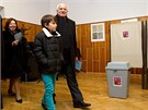 Prezident Václav Klaus k volbám piel s manelkou a vnukem. (11. ledna 2013)
