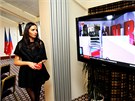 Dcera prezidentské kandidátky Jany Bobo�íkové sleduje p�edb�né výsledky voleb.