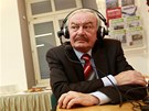 P�emysl Sobotka sleduje p�edb�né výsledky prvního kola prezidentských voleb.