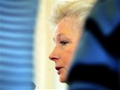 Zuzana Roithová sleduje výsledky prvního kola prezidentských voleb v salonku