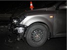Zniená ást vozu, který za jízdy v Perov v lednu 2013 zasáhlo kolo, které se