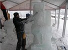 Nezbytnou pomckou ledových socha je motorová pila.