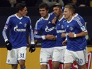 Fotbalisté Schalke se radují z jednoho ze svých pti gól v duelu s Hannoverem.