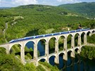 Vlaková souprava TGV Duplex na viaduktu Cize-Bolozon na východ Francie