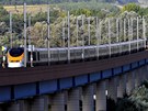 Vlak Eurostar na viaduktu Haut-Colme v severní Francii