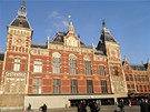 Historizující budova hlavního nádraí v Amsterdamu