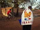 estapadesátiletý Yacouba Konate nosí v Bamaku francouzskou vlajku jako podporu