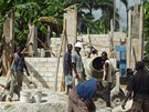 Haiané pracují na stavb jedné ze kol. 
