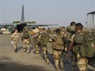 Francouztí vojáci nastupují v adu do letadla, kterým se pesunuli do maliské...