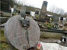 Na místním hbitov je Jiina Jirásková pochována, hned vedle svého bývalého...