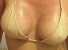 Alicia Youngová na blogu zveejuje kadý den fotky svých prsou.